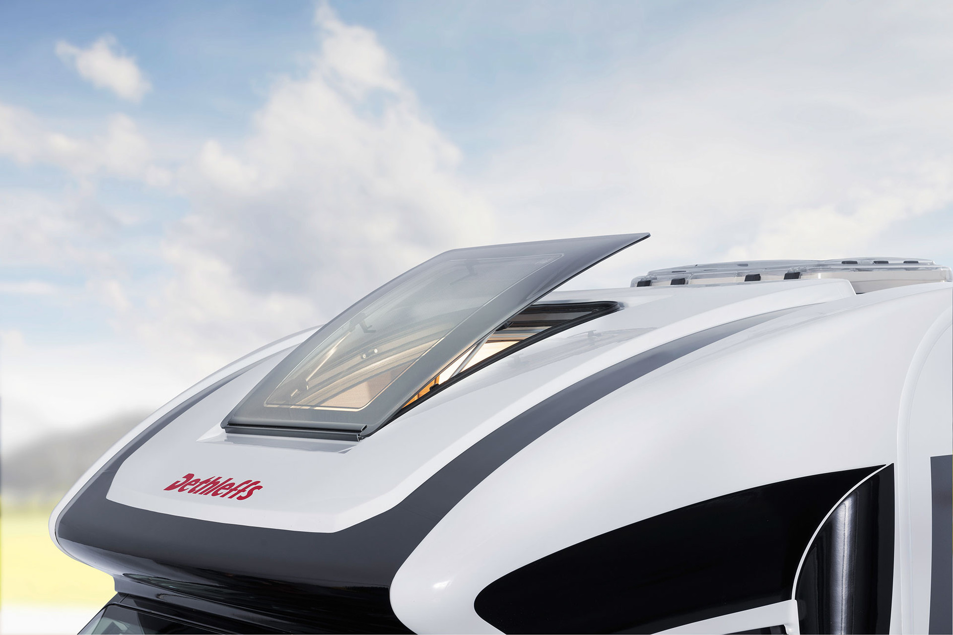 Det aerodynamiske takvinduet i førerhusoverbygget på de delintegrerte modellene slipper både lys og luft inn i kjøretøyet.