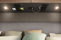 De praktiske oppbevaringsnettene i soveområdet har plass til briller, bok og mobiltelefon, og rett ved siden av er det plassert en USB-kontakt for lading.