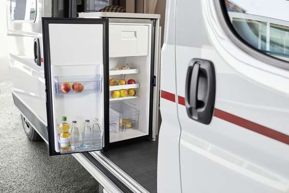 Lage mat (nesten) som hjemme. Plass og areal er optimalt utnyttet. Det store kjøleskapet er lett tilgjengelig fra utsiden og innsiden på grunn av døren med en åpningsvinkel på 180°.