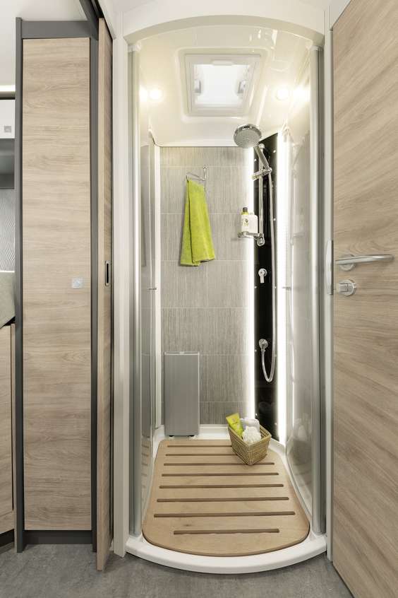 Masse plass også i den separate dusjen som har armatur med indirekte belysning.
