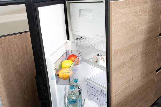 Plass til mye: Alle kjøleskapene har et volum på 84 liter inkl. fryserom, enten de er plassert i front eller har en ergonomisk høy plassering.