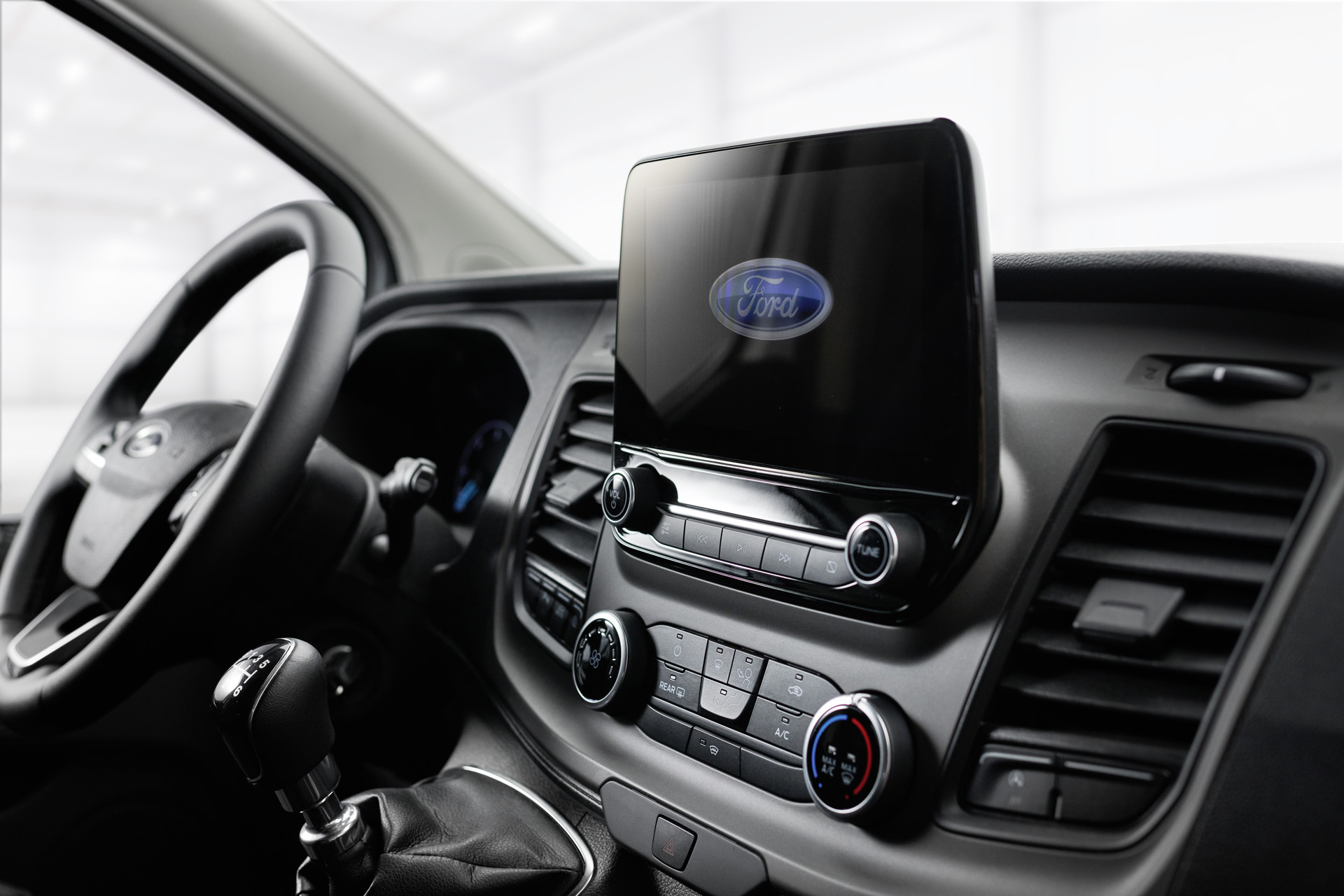 Ford-lydsystem med DAB+, ryggekamera med bildeoverføring av kjørebanen bak bilen i multifunksjonsdisplayet, klimaanlegg inkl. støv- og pollenfilter.