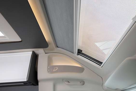 Panoramavinduet kan åpnes og sørger for et luftig miljø med mer dagslys.