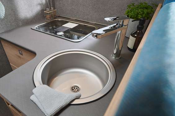 I den store vasken med høy vannkran har du plass til å vaske store gryter og stekepanner.