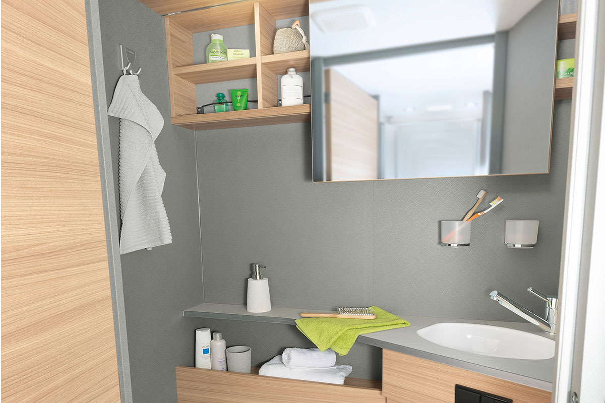 Lyst og moderne toalettrom med praktisk speil som kan skyves sideveis, samt mange hyller og lagringsmuligheter •T 7052 DBL