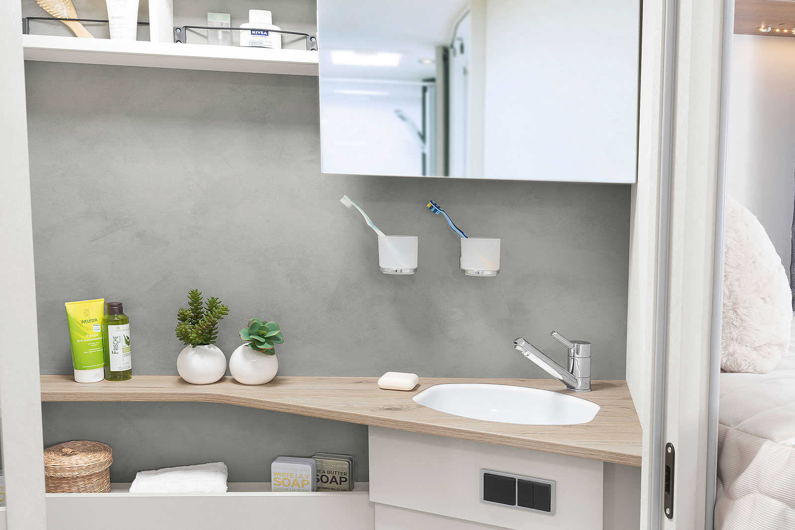 Lyst og moderne toalettrom med praktisk speil som kan skyves sideveis, samt mange hyller og lagringsmuligheter • I 7057 EB